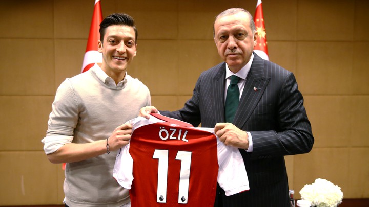 ozil erdogan hadiah jersi pertemuan