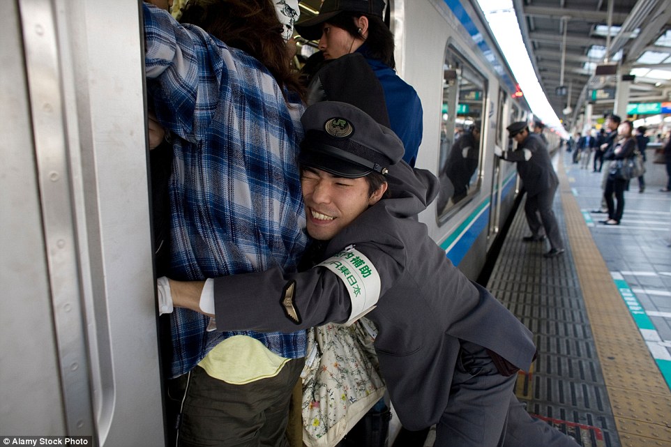 paksa diri masuk tren yang dah macam tin sardin