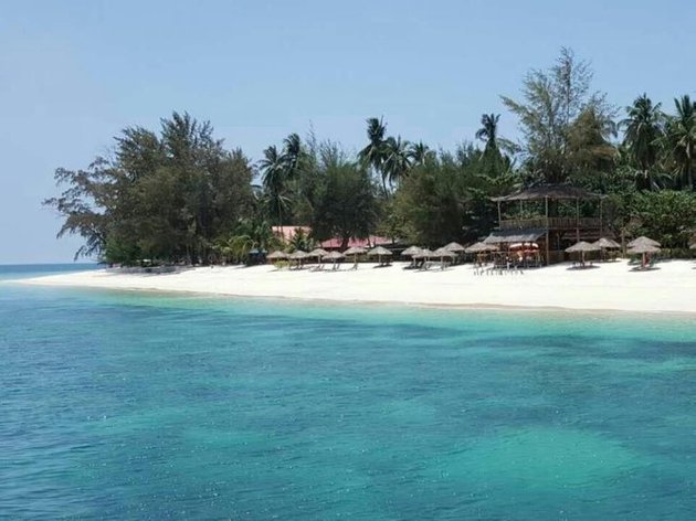 pantai yang sangat indah dan bersih di pulau babi besar mersing