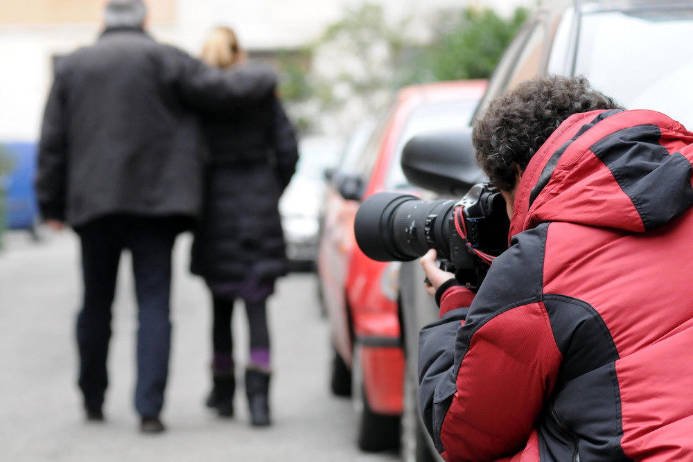 paparazi bertugas guna kamera