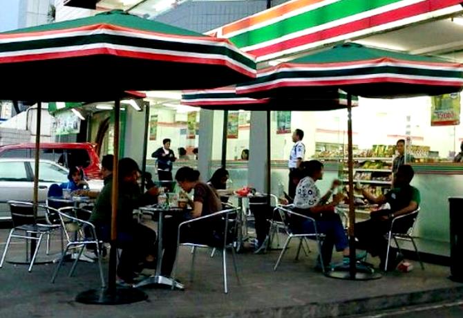 para pelanggan melepak di 7 eleven