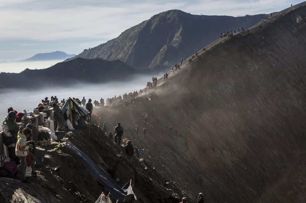 para penganut mendaki gunung bromo 24