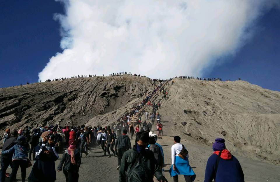 para penganut mendaki gunung bromo 99