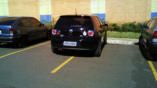 parking sebab kereta dia besar sangat