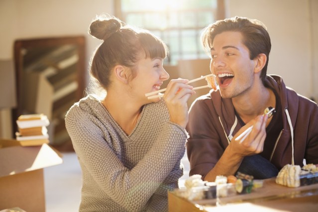 pasangan bahagia banyak makan bersama berat naik