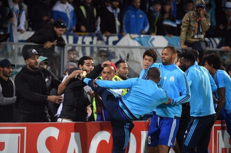 patrice evra serang penonton sebelum perlawanan