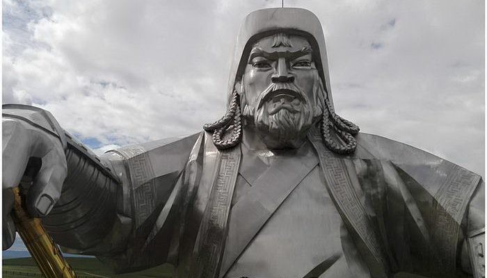 patung genghis khan