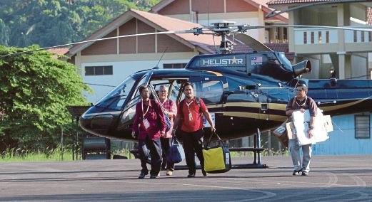 pegawai spr bawa kotak undi naik helikopter