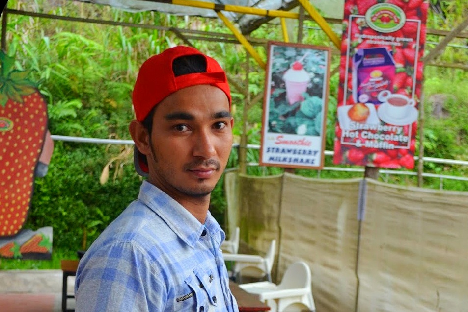 pekerja bangladesh hensem kacak di strawberry farm