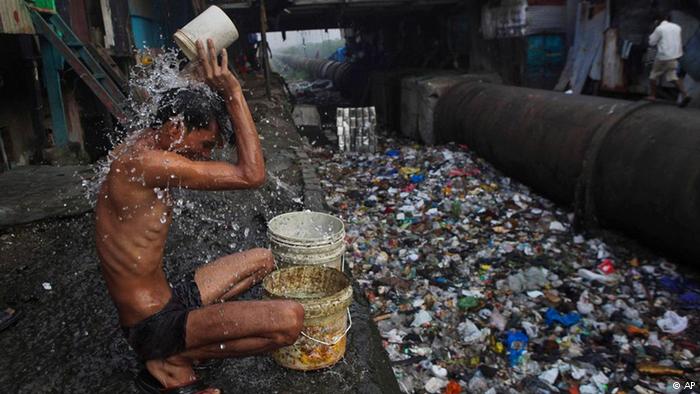 pekerja bersihkan badan selepas bergelumang najis