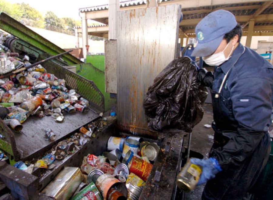 pekerja jepun bahagikan sampah