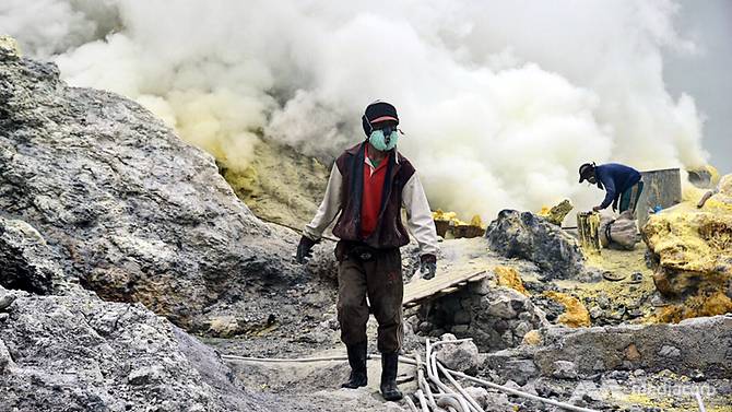 pekerja lombon sulfur di kawah ijen