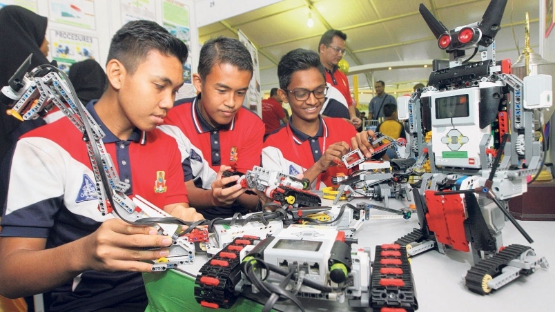 pelajar belajar teknologi