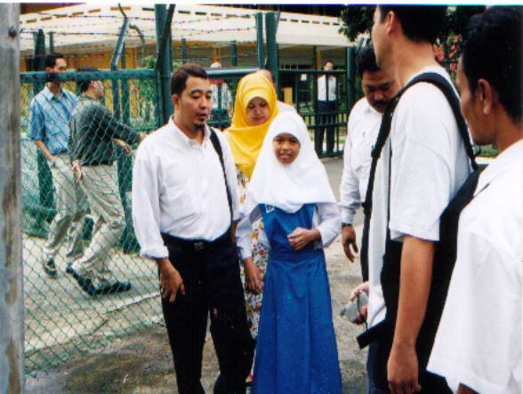 pelajar langgar larangan bertudung singapura