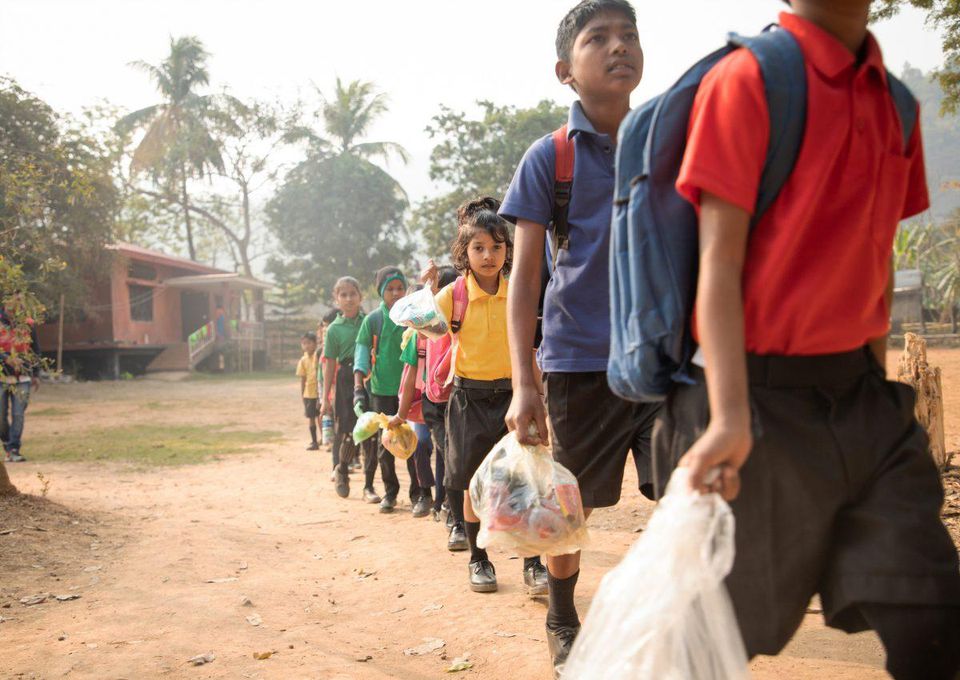 pelajar membawa sampah