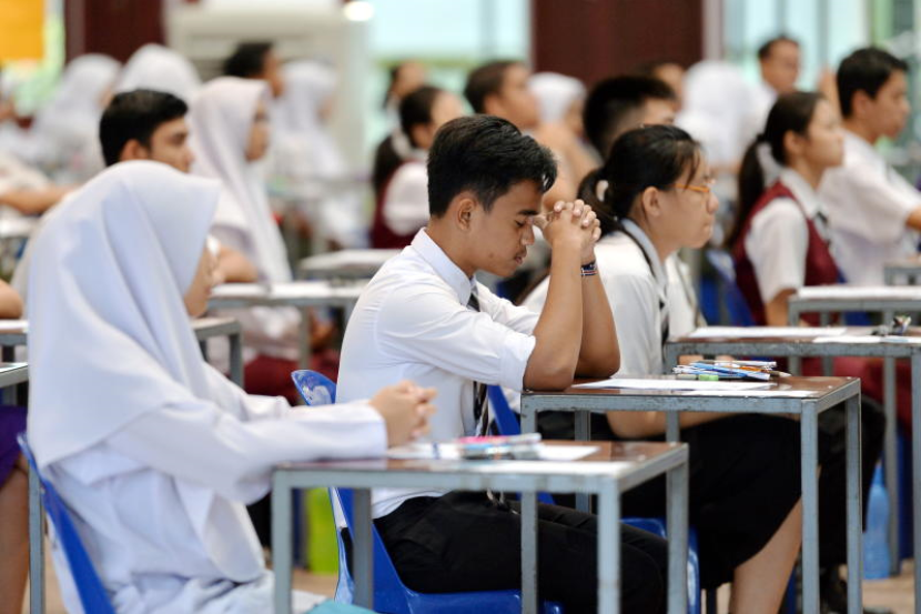 pelajar sedang exam spm pt3