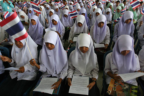 pelajar sekolah di thailand dikahwinkan awal