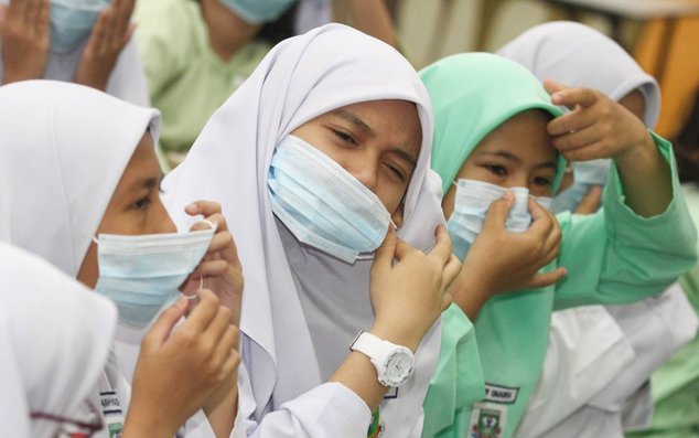 pelajar sekolah pakai topeng