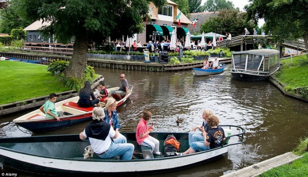 pelancong bersiar di giethoorn