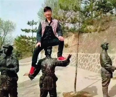 pelancong china duduk di atas monumen askar 834