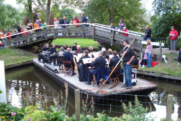 pelancong di giethoorn