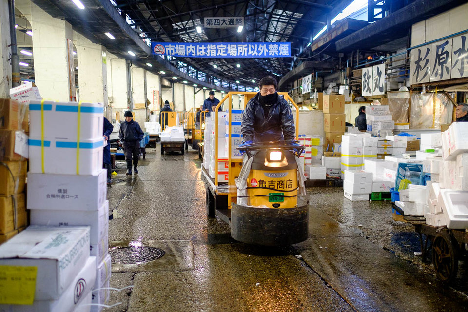 pelancong perlu berhati hati dengan troli dan skuter yang laju di pasar tsukiji jepun