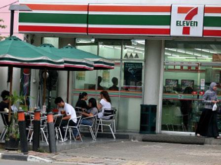 pelanggan melepak di 7 eleven di indonesia