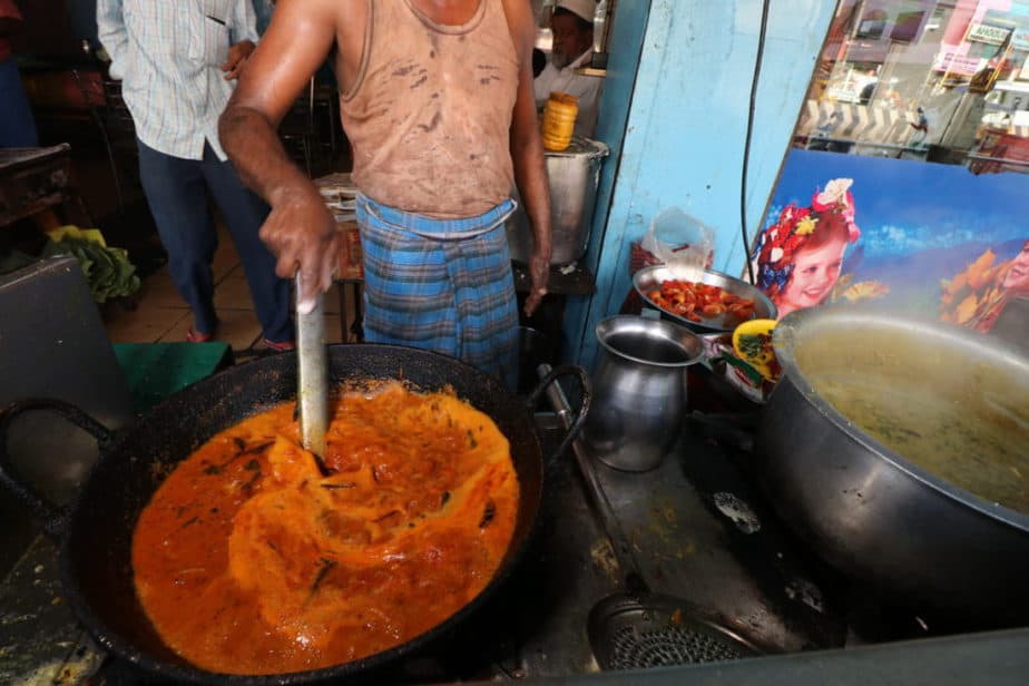 pelayan kedai mamak berbau kari