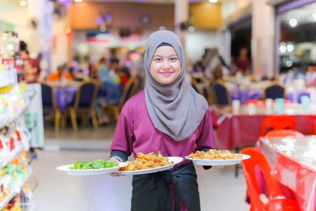 pelayan restoran 7 kerja dengan gaji paling tak setimpal