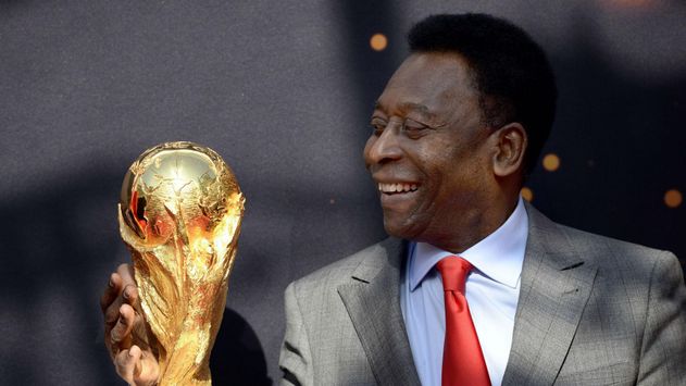 pele pegang piala dunia