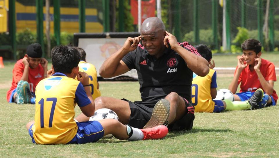 pemain luangkan diri latih pemain muda