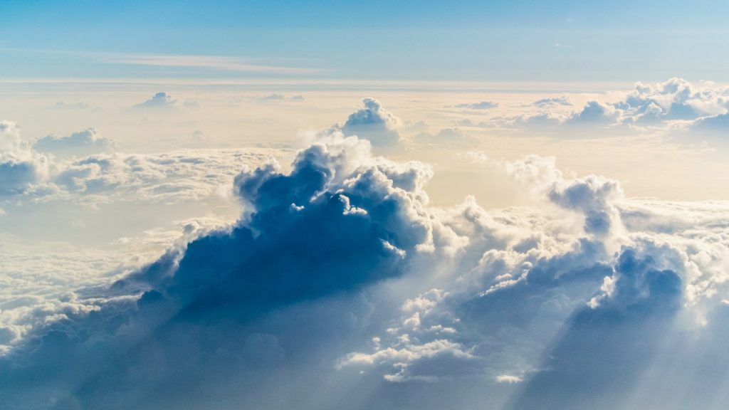 pemandangan atas awan