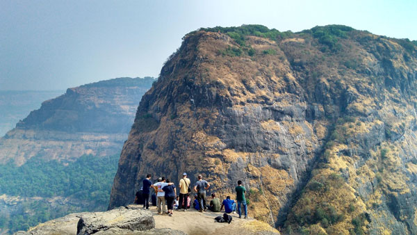 pemandangan dari puncak kalavantin durg yang sangat indah 2