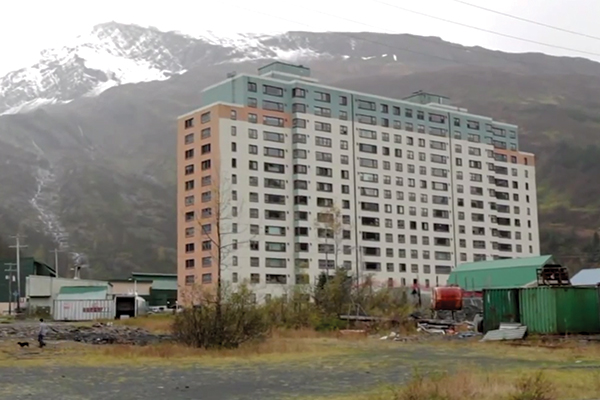 pemandangan menara begich whittier alaska