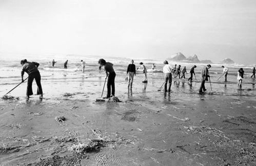 pembersihan pantai glass beach