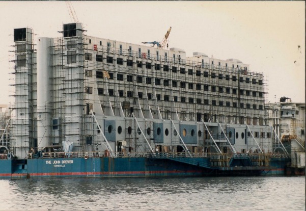 pembinaan hotel terapung