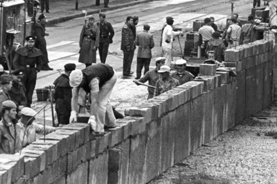 pembinaan tembok berlin sejarah perpecahan jerman barat dan timur sebabkan tembok berlin dibina 1