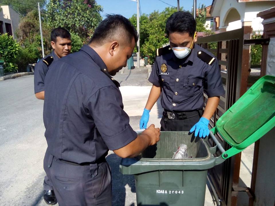 pemeriksaan tong sampah oleh perbadanan sisa pepejal