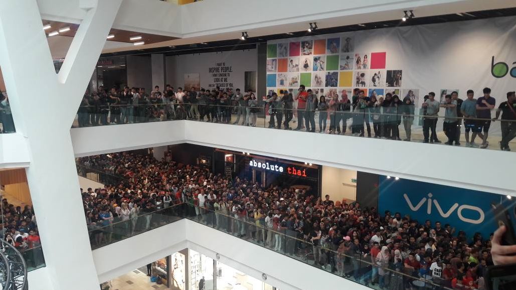 peminat apple beratur beli iphone di kl