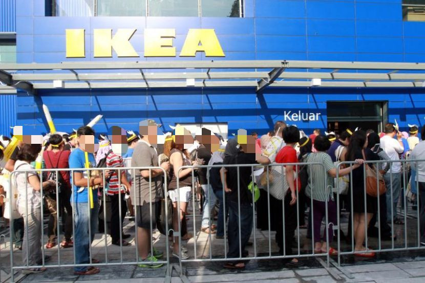 peminat ikea beratur untuk masuk bilik pameran