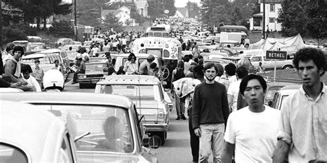 peminat muzik berjalan kaki ke woodstock