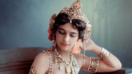 penari eksotik mata hari