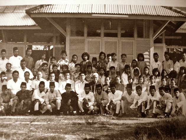 penduduk bangi di depan balai raya awal 1960an