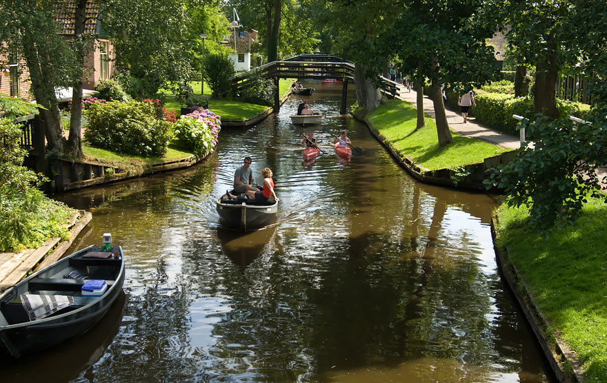 penduduk giethoorn guna bot untuk bergerak