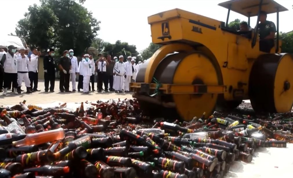 pengharaman penjualan minuman keras di kedai serbaneka di indonesia