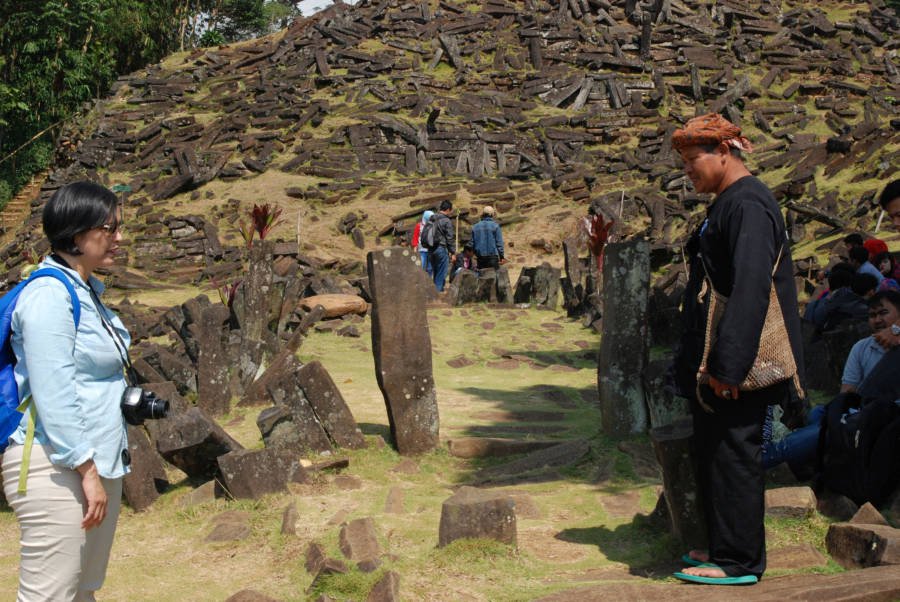 pengunjung di tapak gunung padang