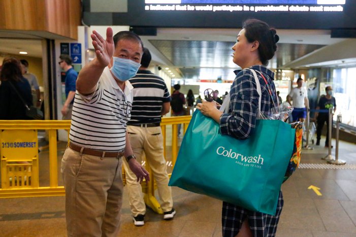 pengunjung dihalang passport merah