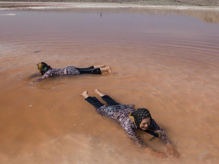 pengunjung mandi tasik urmia cetek dan semakin hilang