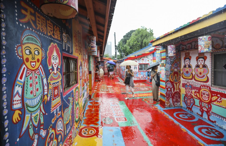 pengunjung melawat kampung pelangi