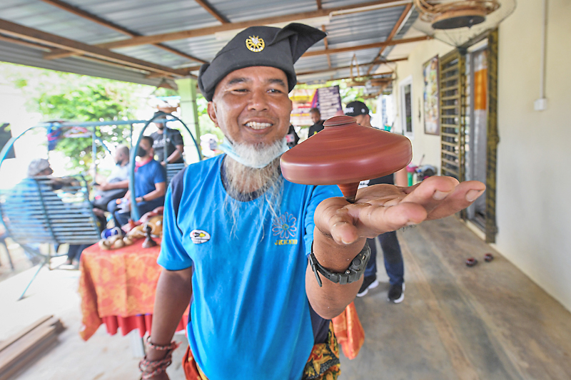 permainan gasing tradisional